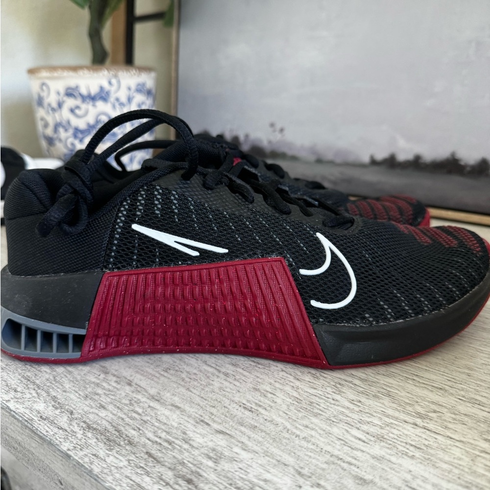 Nike metcon Hyperlift Black and Red Athletic  (Men size 7.5, women’s size 9)